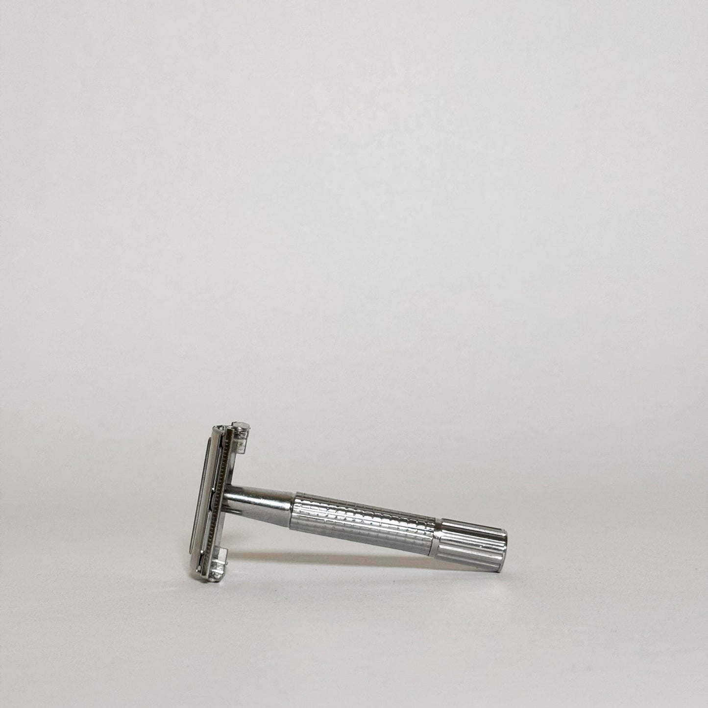 Barbaric safety razor vlindersluiting