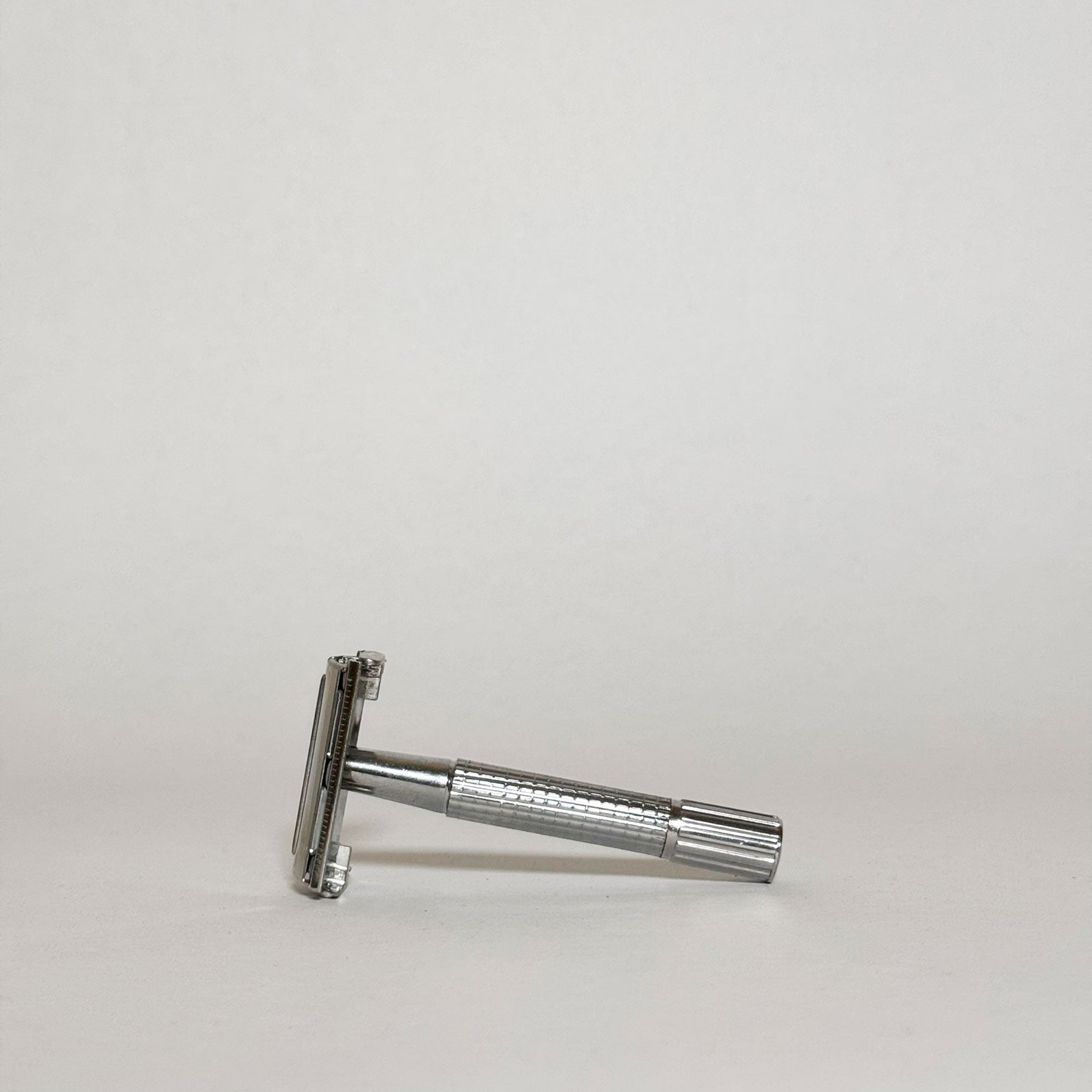 Barbaric safety razor vlindersluiting